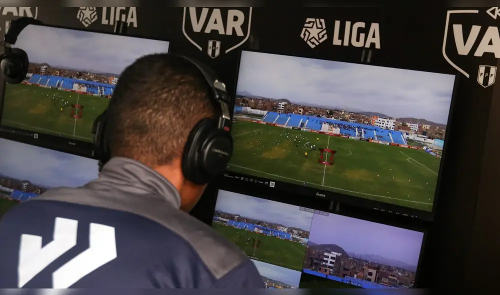 Polémica. Espinoza revisó varias jugadas en el VAR. Según su criterio dio dos  penales en contra de FBC Melgar. Foto: La República