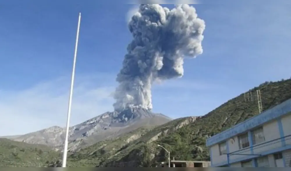 El volcán Ubinas, ubicado en Moquegua, continúa su proceso de erupción. Foto: captura/Moquegua TV - Video: Moquegua TV