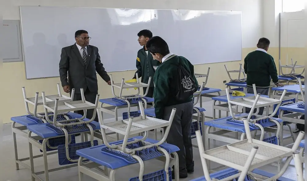 Día del Maestro. Este 6 de julio se conmemora la fecha. Se estima que en Arequipa, el salario promedio de los docentes oscila entre 2.850 y 3.135 soles. Foto: Rodrigo Talavera/ La República
