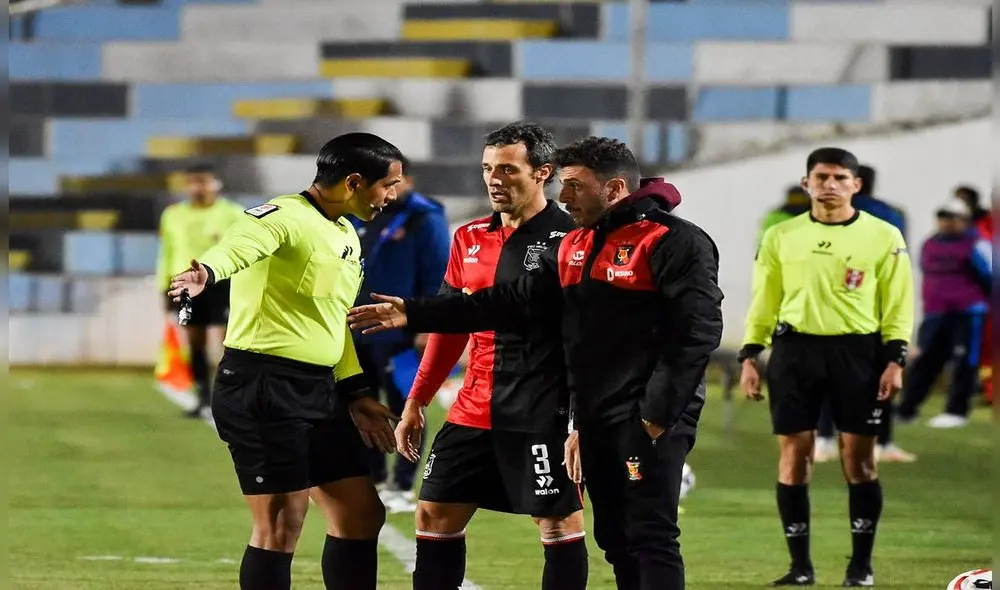 Jordy Espinoza discute con el entrenador Mariano Soso poco antes de expulsarlo. Foto: La República Jordy Espinoza discute con el entrenador Mariano Soso poco antes de expulsarlo. Foto: La República