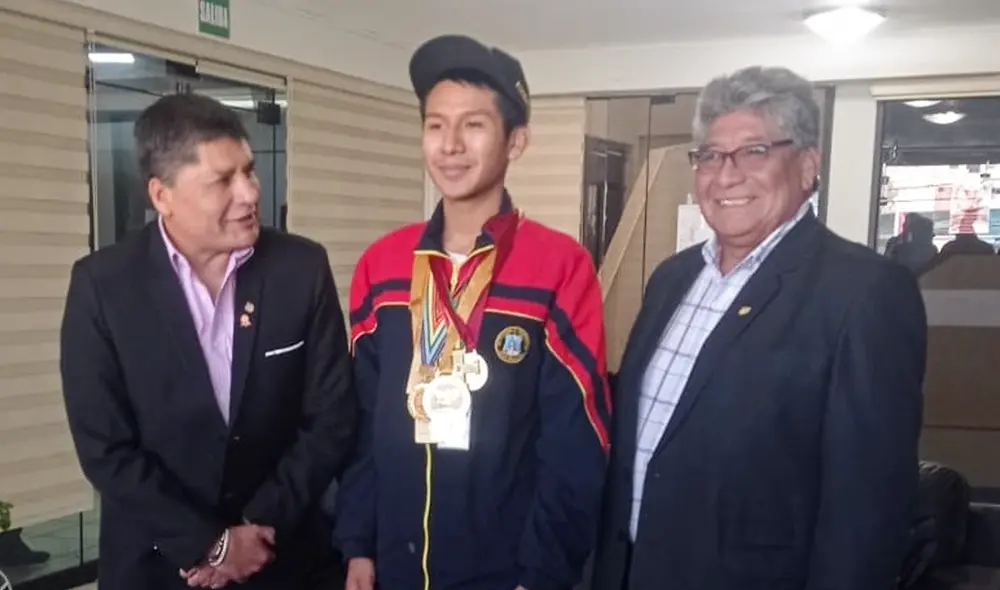 Alcalde de Arequipa entregó apoyo a ajedrecista. Foto: Leonardo Cahuapaza/Facebook