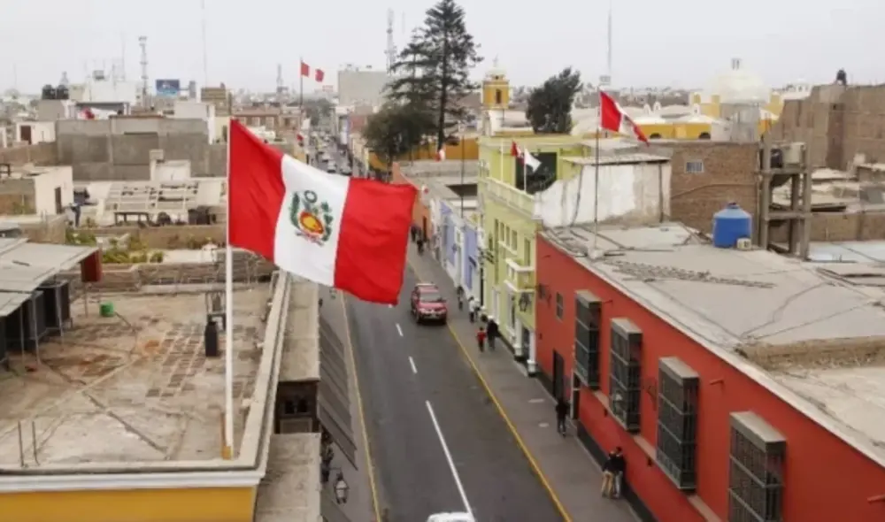 Banderas del Perú en casas por Fiestas Patrias. Foto: Difusión