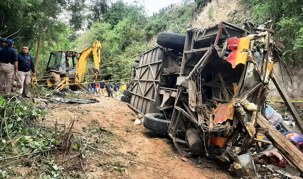 El autobús quedó aplastado tras caer de una altura de más de 20 metros. Foto: AFP - Video: Milenio/YouTube