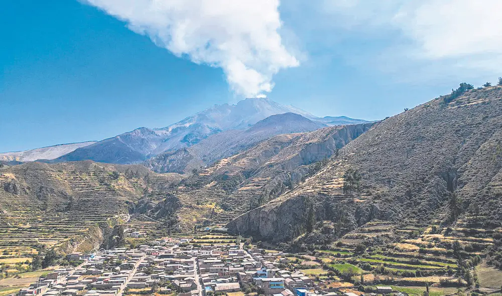 En peligro. Las explosiones en el volcán han diseminado cenizas a varios kilómetros, lo que pone en riego a la población, las plantaciones y el ganado. Foto: Rodrigo Talavera/La República
