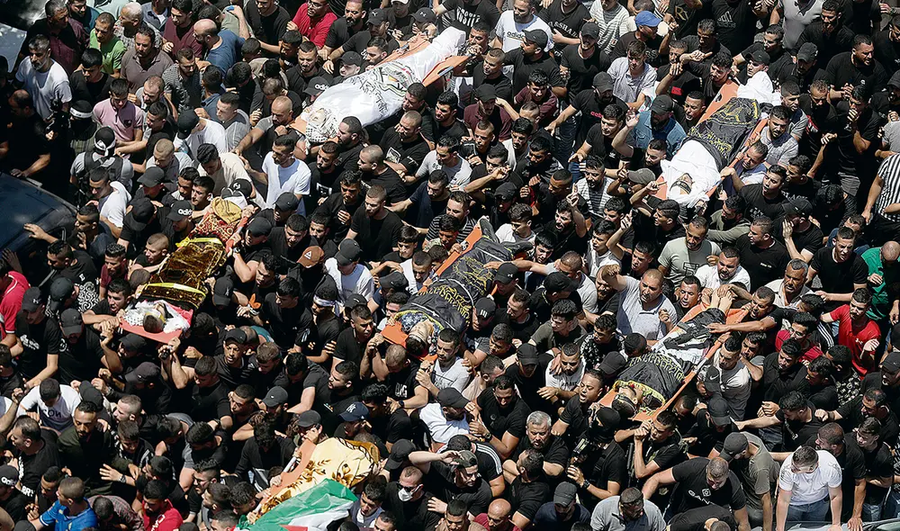 Duelo palestino. Cientos de ciudadanos acompañaron los restos de los jóvenes milicianos muertos durante el ataque israelí. Foto: EFE Duelo palestino. Cientos de ciudadanos acompañaron los restos de los jóvenes milicianos muertos durante el ataque israelí. Foto: EFE
