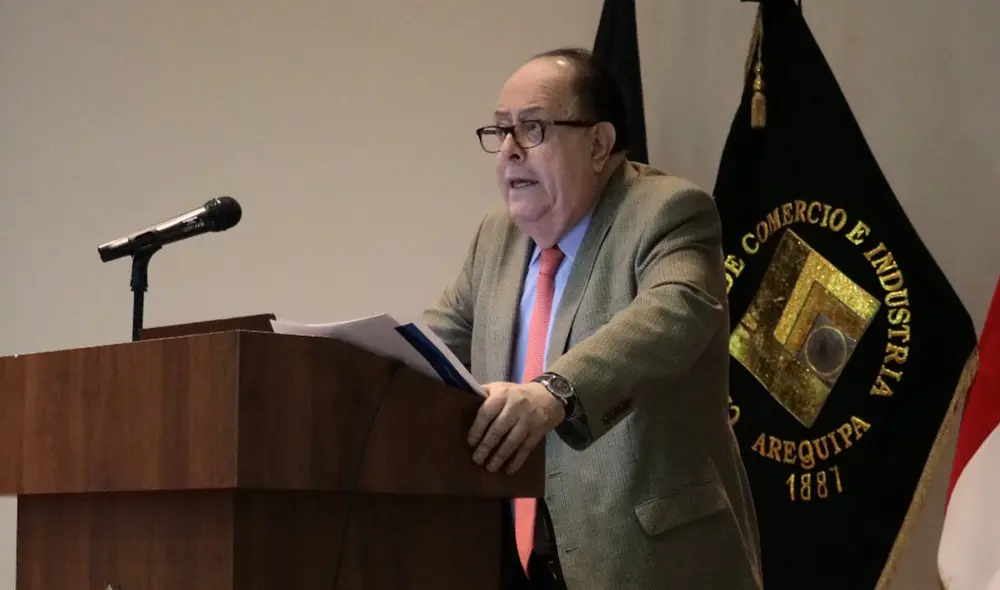 Julio Velarde expone ante un auditorio repleto de asistentes. Foto: Julisa Herrera Julio Velarde expone ante un auditorio repleto de asistentes. Foto: Julisa Herrera