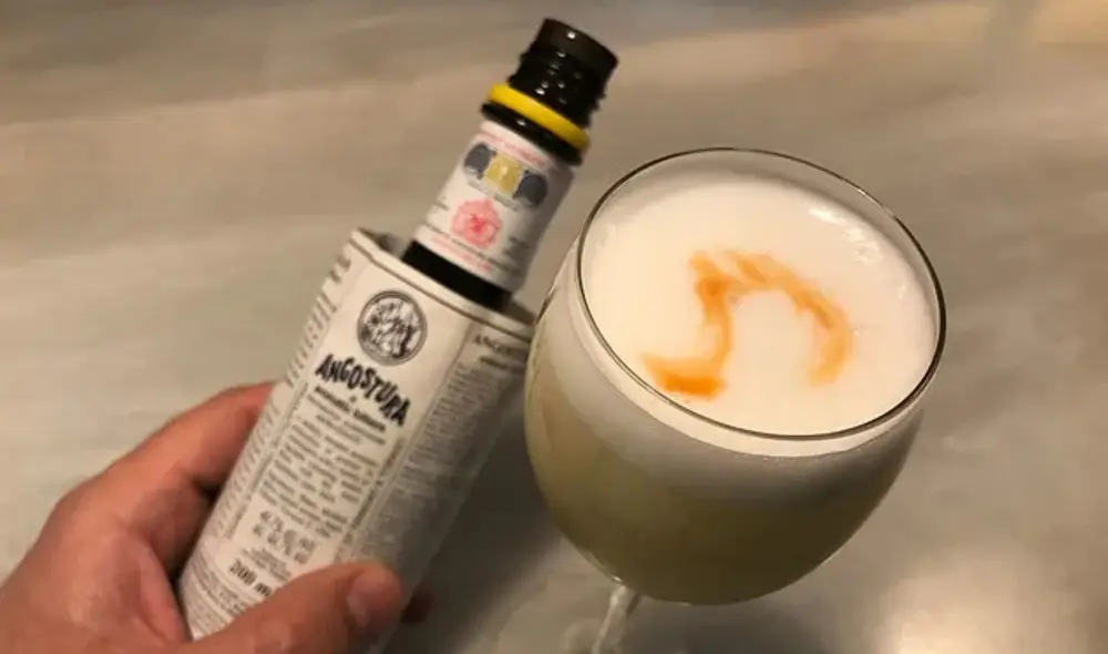 Se estima que el amargo de angostura se comenzó añadir al pisco sour en los años 60. Foto: Koketo