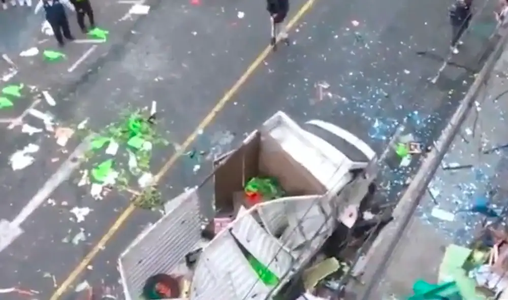 Ciudadanos se vieron afectados luego de que se rompieran las lunas de sus viviendas. Foto y Video: Panamericana Ciudadanos se vieron afectados luego de que se rompieran las lunas de sus viviendas. Foto y Video: Panamericana