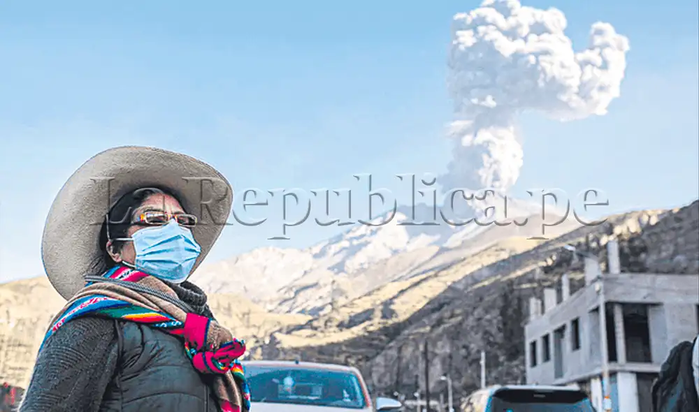 Imponente. Así fue la explosión del jueves del volcán Ubinas. Alcanzó más de 3.500 metros de altura sobre el nivel del cráter. Pobladores ya usan mascarillas y lentes ante caída de cenizas. Foto: Rodrigo Talavera/La República