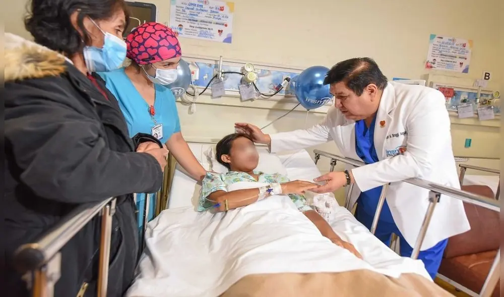 El pequeño recibe el cariño y la atención de los médicos. Foto: Instituto Nacional de Salud del Niño