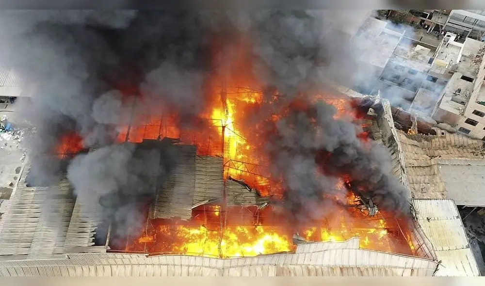 Gran incendio en SJL inició a las 3 de la tarde del último viernes 7 de julio. Foto: difusión