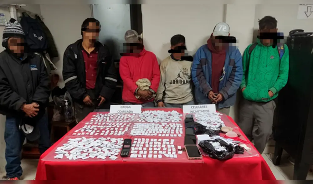 Con las manos en la masa. Líder de la banda tenía más de 500 ketes de droga en su casa, pero dijo que no eran de ella. Foto: La República