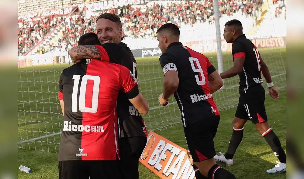 Tridente. Lavandeira abraza a Martínez luego de sus dos golazos. Melgar pudo abrir una defensa cerrada con buen fútbol. Foto: Rodrigo Talavera/La República