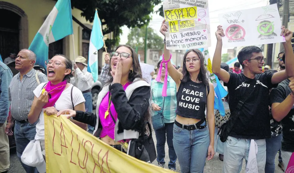 Defienden. Estudiantes exigen a las autoridades respetar resultados de las elecciones. Foto:  EFE