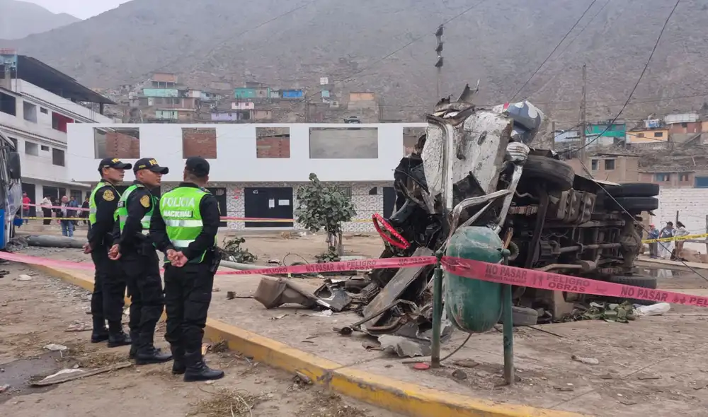 Choque de buses habría dejado dos fallecidos. Foto: La República / Omar Coca - URPI