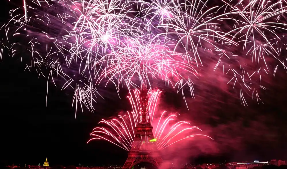 Fuegos artificiales encienden la Torre Eiffel como parte de las celebraciones anuales del Día de la Bastilla en París. Foto:Anne-Christine Poujoulat/AFP Fuegos artificiales encienden la Torre Eiffel como parte de las celebraciones anuales del Día de la Bastilla en París. Foto:Anne-Christine Poujoulat/AFP