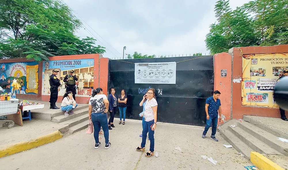 Sin examen. En el colegio San Miguel de Piura un grupo de docentes quedó fuera del plantel y no pudo rendir el examen de ascenso de la escala magisterial. Foto: difusión Sin examen. En el colegio San Miguel de Piura un grupo de docentes quedó fuera del plantel y no pudo rendir el examen de ascenso de la escala magisterial. Foto: difusión