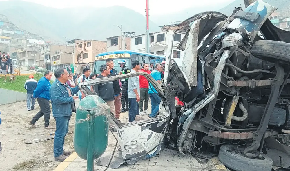 Accidente fatal. Así terminó la cúster que no tenía autorizaciones. Llevaba a miembros de una congregación evangélica. Cinco de ellos fallecieron. Foto: La República