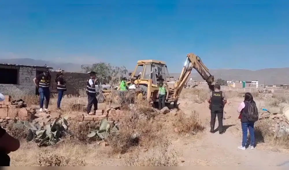 Diligencias. Usaron cargador frontal para recuperar restos que estaban en silo. Foto: La República