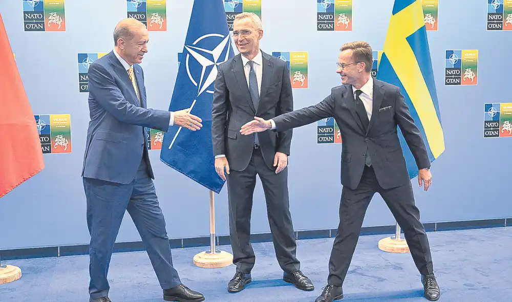 Acuerdo. Titular de la OTAN reunió al presidente turco con el mandatario sueco en Vilna. Foto: EFE