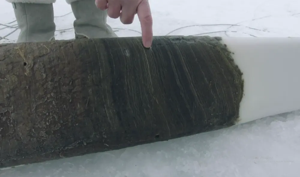 Una de las científicas describe los rastros químicos extraídos del lodo del fondo del lago Crawford. Foto: The Anthropocene Project Una de las científicas describe los rastros químicos extraídos del lodo del fondo del lago Crawford. Foto: The Anthropocene Project