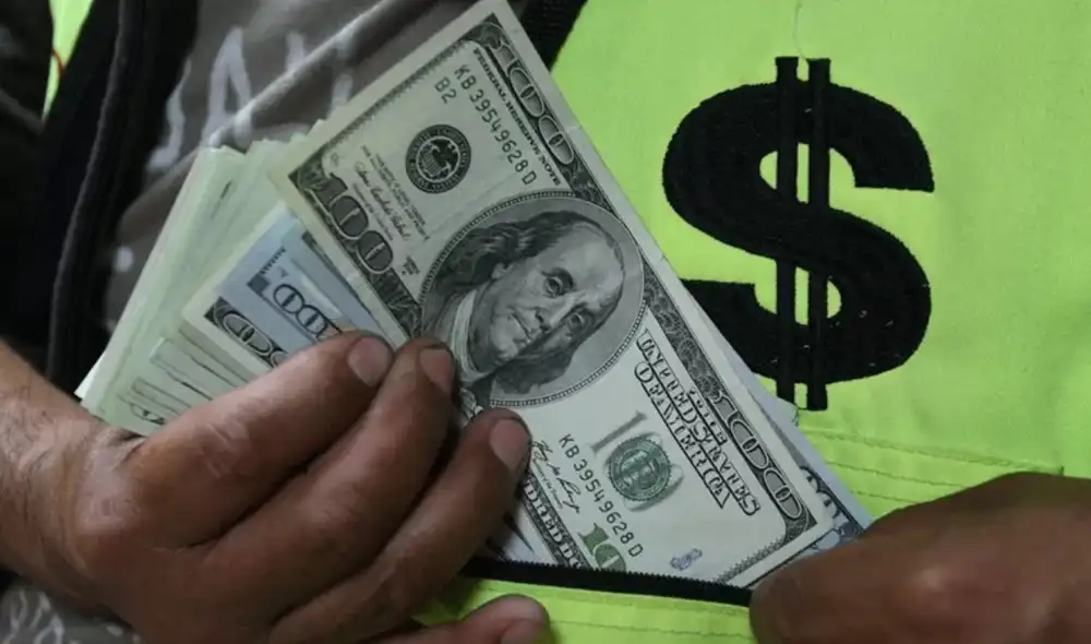 El billete verde en el mercado paralelo se ubicaba en S/3,610 la compra y S/3,635 la venta. Foto: Andina