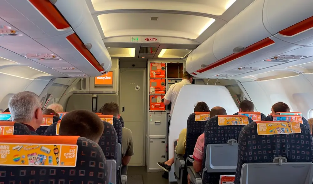 El piloto ofreció 500 euros a cada uno de los pasajeros que accedan a bajar del avión. Foto: EasyJet El piloto ofreció 500 euros a cada uno de los pasajeros que accedan a bajar del avión. Foto: EasyJet