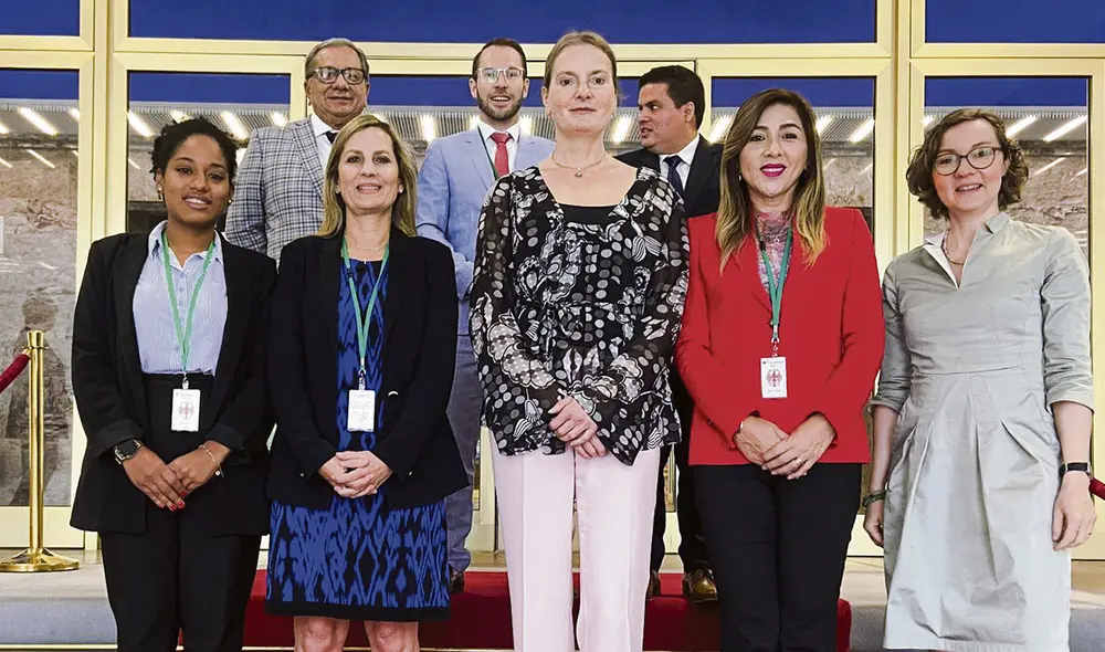 Viajeros. Algunos prolongarán su estadía en Europa hasta el 14 de julio, coincidiendo con la semana de representación. Foto: Twitter/Annette Walter