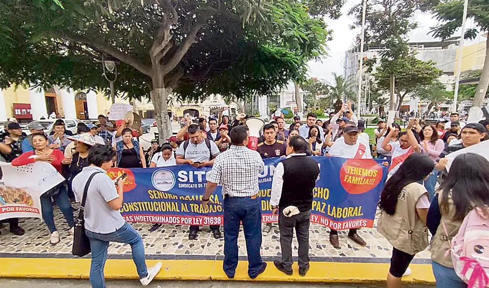 Plantón. trabajadores realizaron plantón frente a la MPCh. Foto: Emmanuel Moreno/La República
