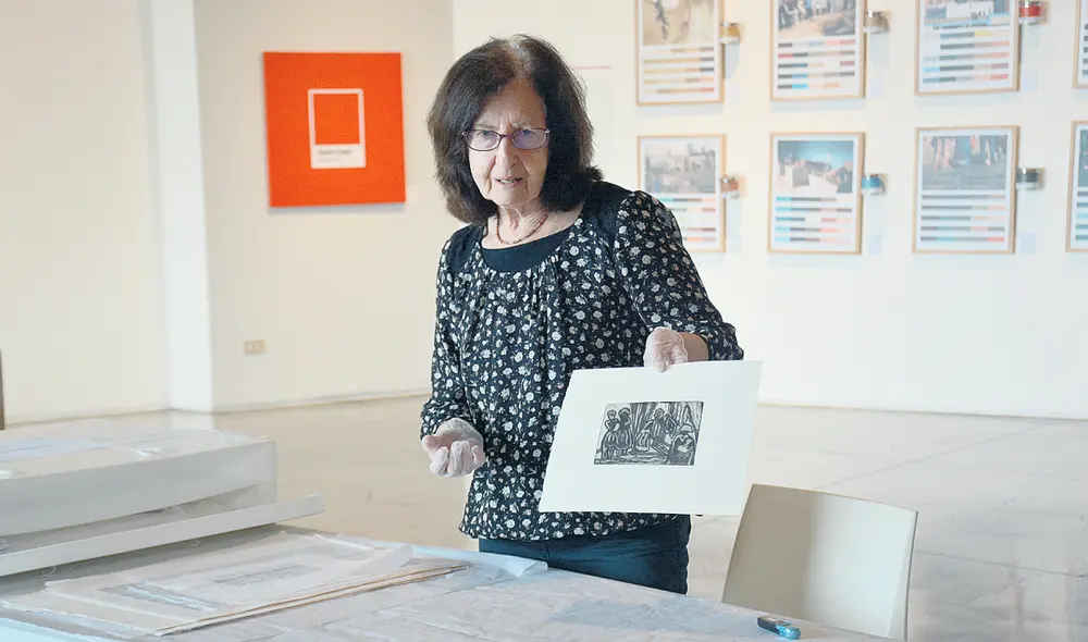 La artista. Peruana-francesa Olga Verme-Mignot con uno de sus grabados donados al LUM. Foto: LUM