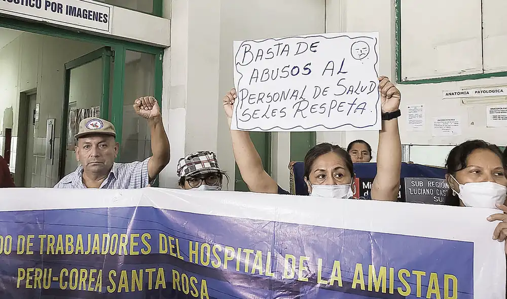 Protesta. Trabajadores de Salud realizaron protesta en el hospital Santa Rosa de Piura. Foto: Almendra Ruesta/La República