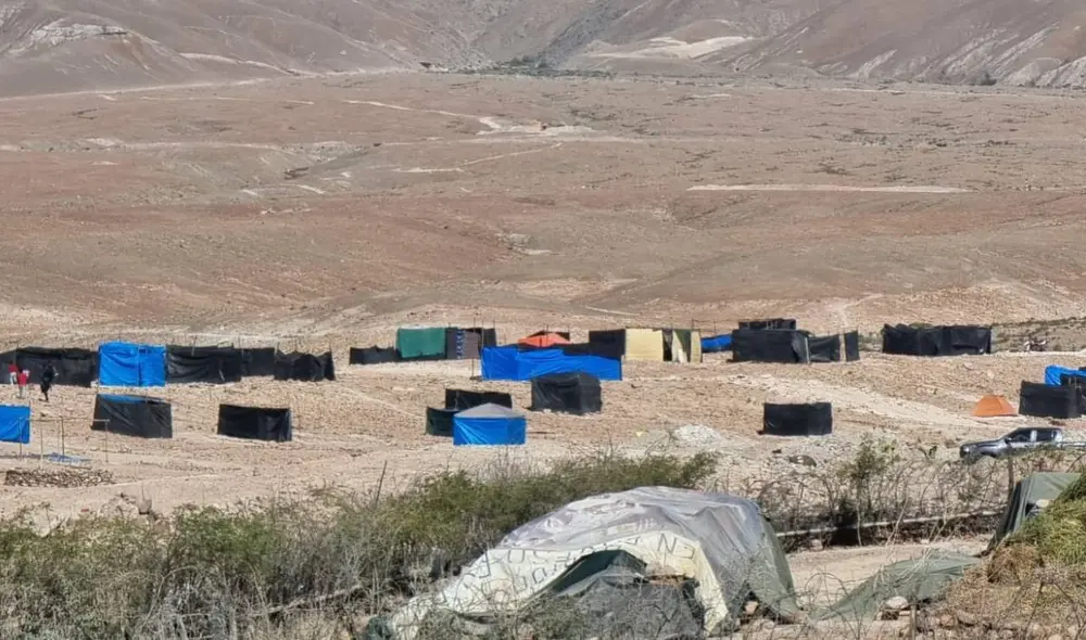 Movilización. Cerca de 300 efectivos, junto a personal de comuna, destruyeron viviendas precarias. Acción fue pacífica. Foto: La República Movilización. Cerca de 300 efectivos, junto a personal de comuna, destruyeron viviendas precarias. Acción fue pacífica. Foto: La República