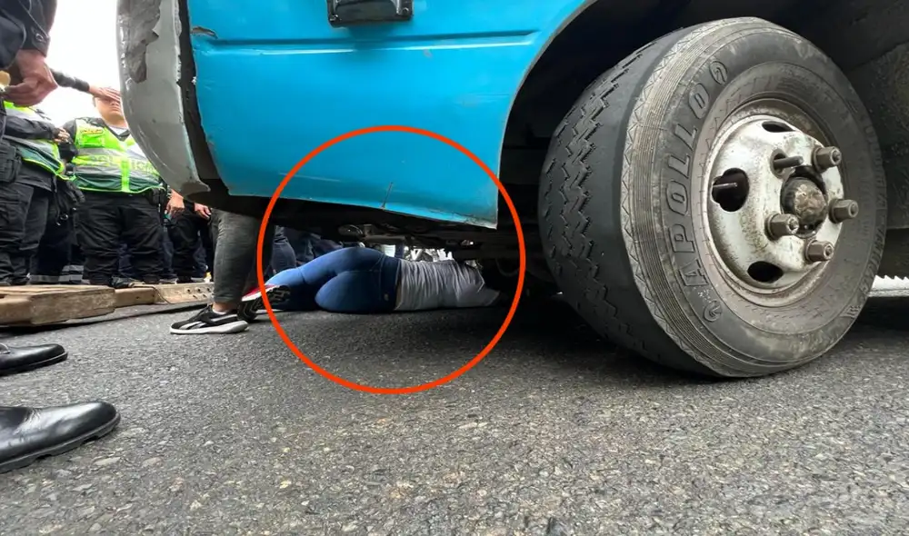 La mujer se metió debajo del vehículo para impedir que este sea enganchado a la grúa de la ATU. Foto: composición LR / ATU