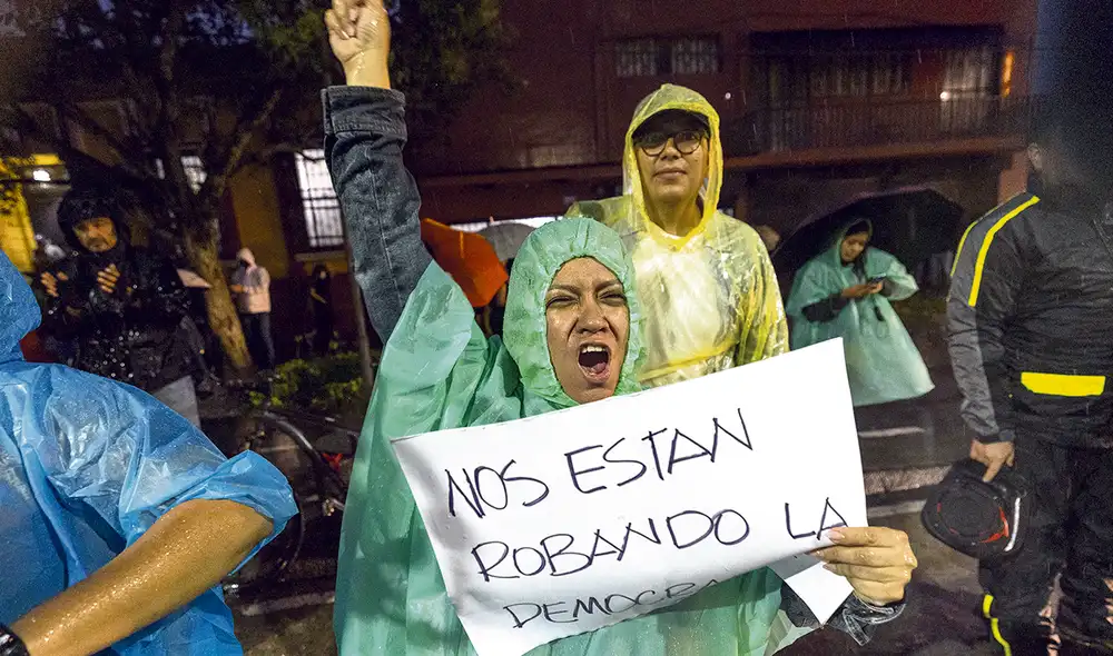 Rechazo. Simpatizantes del partido Semilla y del candidato Arévalo salieron a protestar en la sede del Tribunal Electoral. Foto: EFE