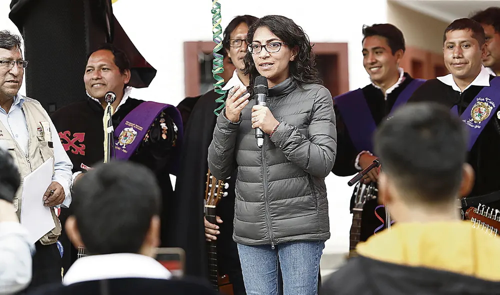 Lo afirma. La ministra de Cultura, Leslie Urteaga, asegura que no está con los extremistas. Foto: difusión Lo afirma. La ministra de Cultura, Leslie Urteaga, asegura que no está con los extremistas. Foto: difusión