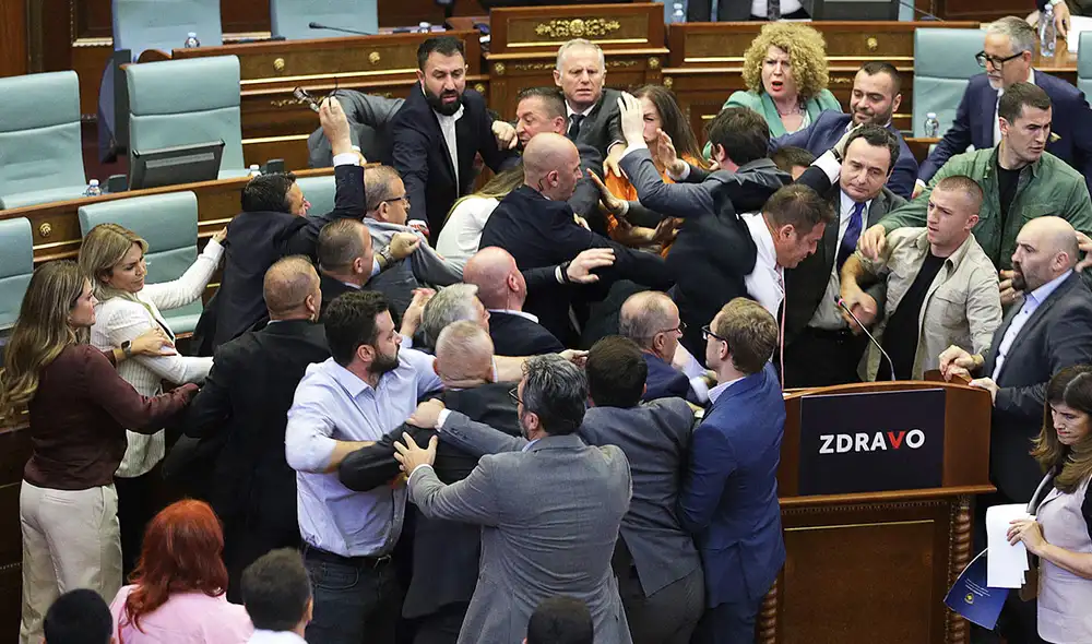 El Parlamento de Kosovo se volvió un campo de pelea entre la oposición y el Gobierno. Foto: AFP - Video: El Mundo/YouTube El Parlamento de Kosovo se volvió un campo de pelea entre la oposición y el Gobierno. Foto: AFP - Video: El Mundo/YouTube