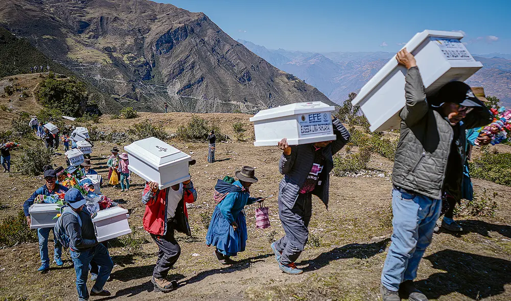La última despedida. Esta imagen también pertenece a la violencia que se desató en el Perú y que causó tanto dolor en miles de familias. En Oronccoy se dirigen al cementerio de Chuyuna. Foto: John Reyes/La República