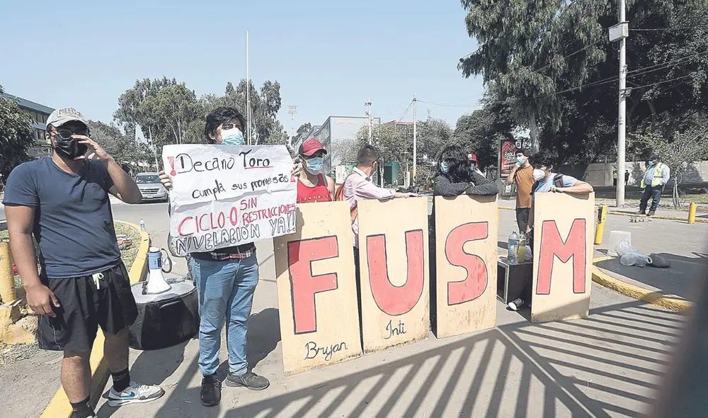 Protesta. Los estudiantes señalan que la rectora Jeri Ramón quiere controlar los estamentos y gremios en la Decana. Foto: Marco Cotrina/La República Protesta. Los estudiantes señalan que la rectora Jeri Ramón quiere controlar los estamentos y gremios en la Decana. Foto: Marco Cotrina/La República