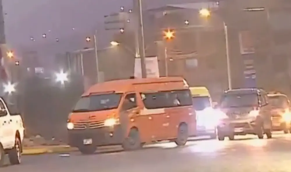 Vehículos circulan frente a autoridades de la Municipalidad de Lima y de la PNP. Foto: captura de Latina.