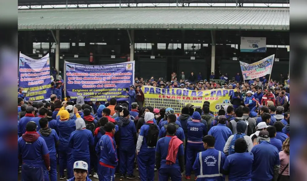 Incremento de las tarifas para el ingreso de vehículos con productos es el motivo de la protesta. Foto: John Reyes/La República