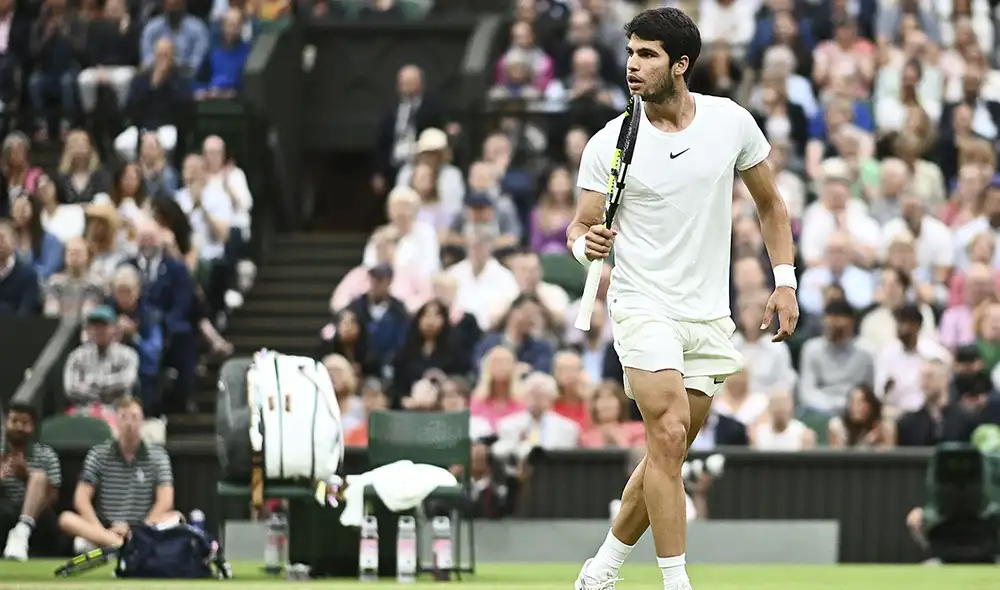 Carlos Alcaraz es finalista del Wimbledon 2023 y chocará contra Djokovic. Foto: AFP
