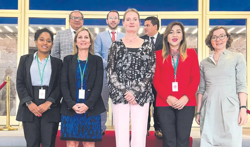 En Berlín. Barbarán, Carlos Anderson, María Alva, Diego Bazán y Lady Camones. Foto: difusión En Berlín. Barbarán, Carlos Anderson, María Alva, Diego Bazán y Lady Camones. Foto: difusión