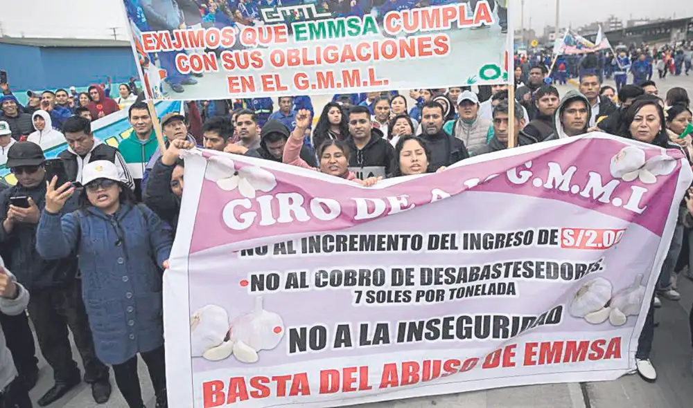 Piden diálogo. Los comerciantes y trabajadores del Mercado Mayorista señalan que alza de tarifas encarecerá los productos que llegan a los hogares. Foto: John Reyes/La República Piden diálogo. Los comerciantes y trabajadores del Mercado Mayorista señalan que alza de tarifas encarecerá los productos que llegan a los hogares. Foto: John Reyes/La República