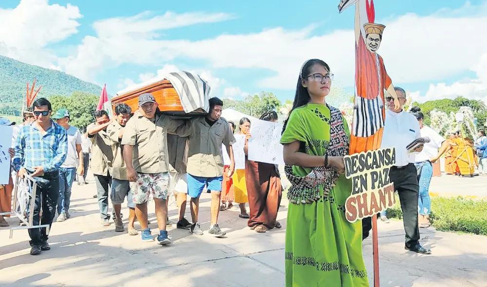 “Descansa en paz, shanti”. Contoricón, un luchador por el bienestar de su pueblo. La invasión de tierras de las comunidades indígenas por parte del narcotráfico creció 40%, desde la pandemia, advierte la CNDDHH. Foto: archivo | Fuente: Edgar Matienzo “Descansa en paz, shanti”. Contoricón, un luchador por el bienestar de su pueblo. La invasión de tierras de las comunidades indígenas por parte del narcotráfico creció 40%, desde la pandemia, advierte la CNDDHH. Foto: archivo | Fuente: Edgar Matienzo