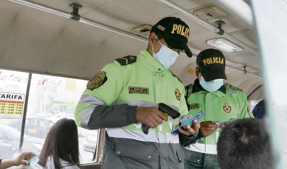 Rigor. La policía viene realizando controles de identidad en los vehículos de transporte en días previos a la marcha del 19 julio, en la que se exigirá el adelanto de elecciones generales. Foto: difusión