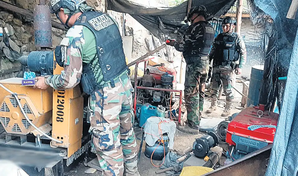 Operativo. El contingente policial encontró motores y otras especies usadas en minería ilegal. Sin embargo, no hubo ninguna persona detenida en la incursión. Foto: difusión