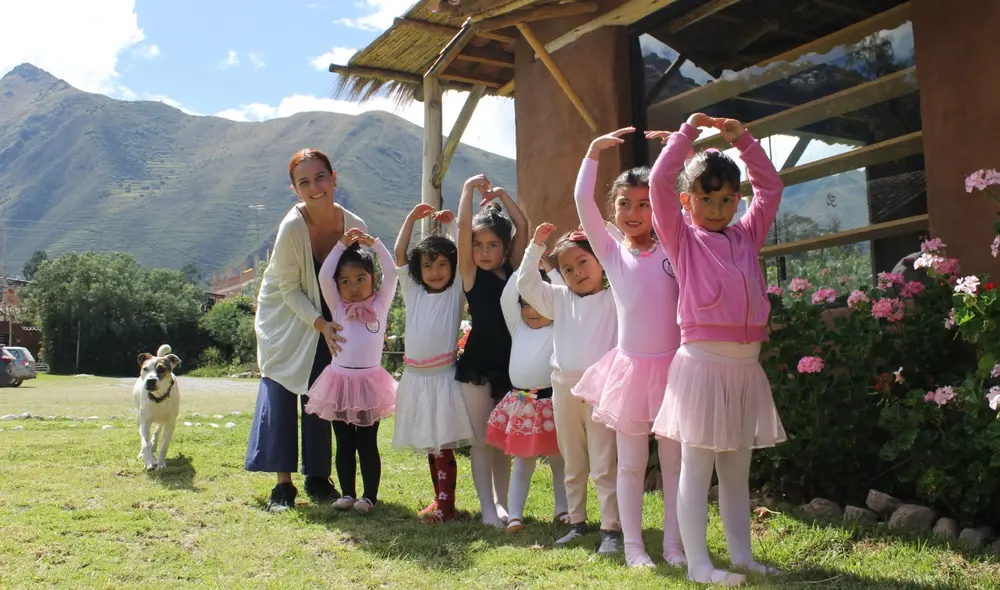 Formación. Pequeñas bailarinas de ballet de la New Ballet School de Urubamba y la profesora Micaela Pérez. Foto: Andrea Rivera y Raúl Medina Formación. Pequeñas bailarinas de ballet de la New Ballet School de Urubamba y la profesora Micaela Pérez. Foto: Andrea Rivera y Raúl Medina