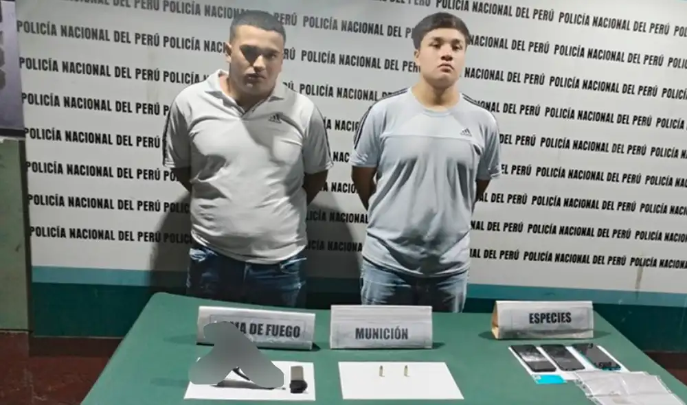 Durante el registro vehicular se encontró una pistola Sig Sauer con serie y un escudo de la Policía. Foto: PNP Durante el registro vehicular se encontró una pistola Sig Sauer con serie y un escudo de la Policía. Foto: PNP