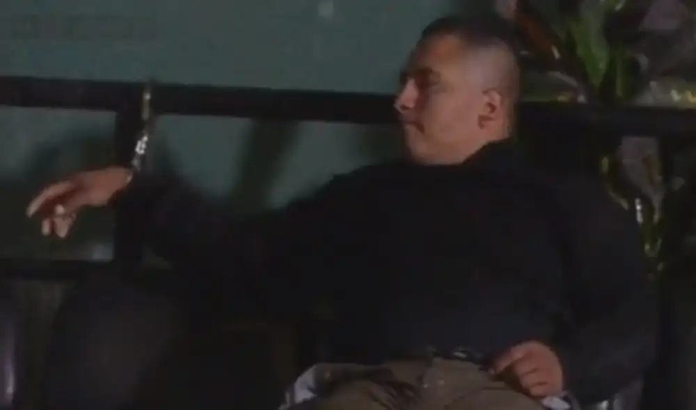 Este hombre lanzó hasta 8 disparos desde el tercer piso de un condominio. Foto: captura Latina Noticias