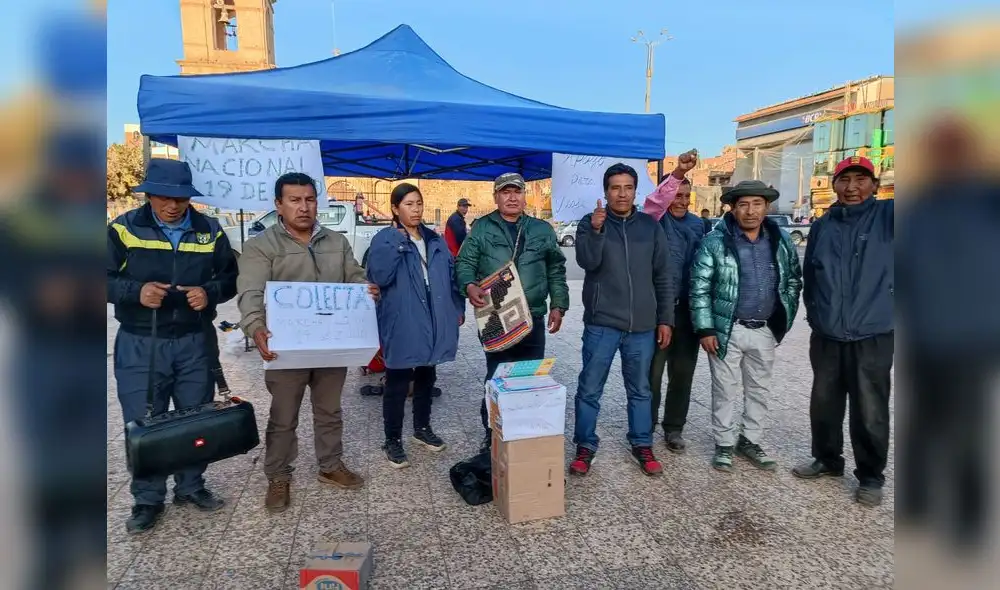 Dirigentes de Juliaca realizaron colecta pública. Foto: Liubomir Fernández/La República Dirigentes de Juliaca realizaron colecta pública. Foto: Liubomir Fernández/La República